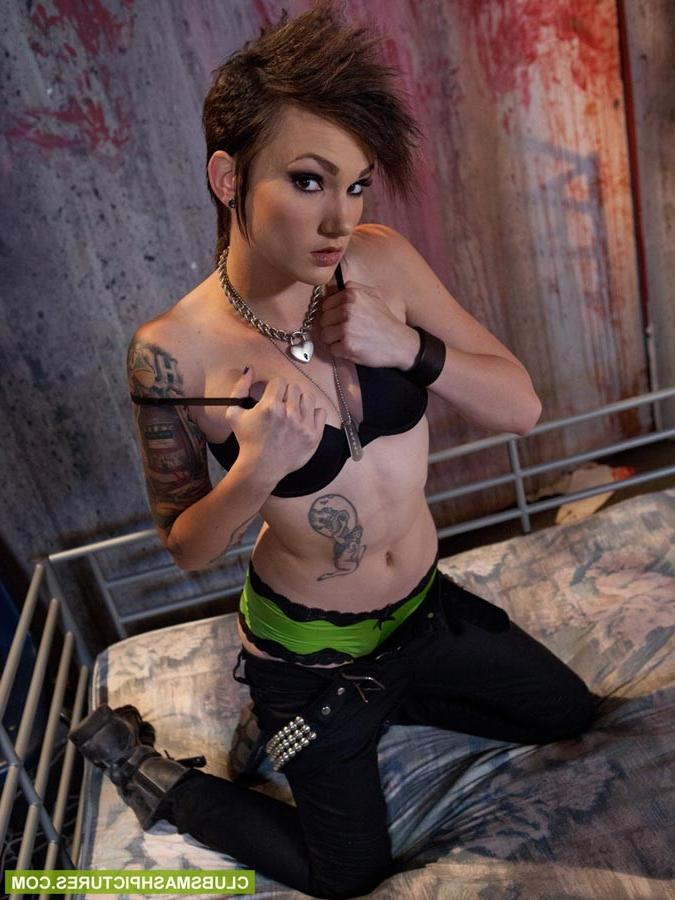 15P Bonnie Rotten and Nikki Hearts play with the rabbit