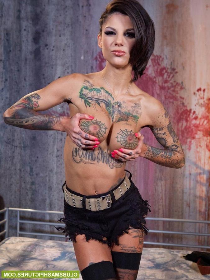 15P Bonnie Rotten and Nikki Hearts play with the rabbit