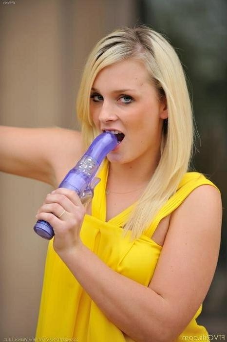 16P Blonde Teen Toys Her Pussy In Public