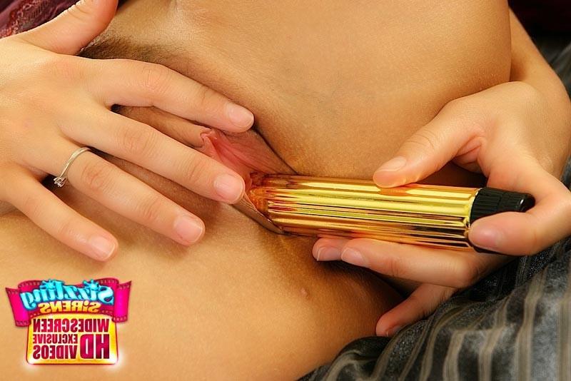 16P Nasty latina babe masturbates with fingers and dildo