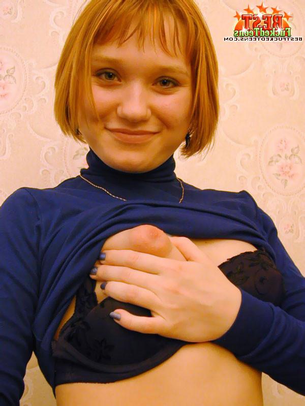 18P Nasty teenshowing her pussy