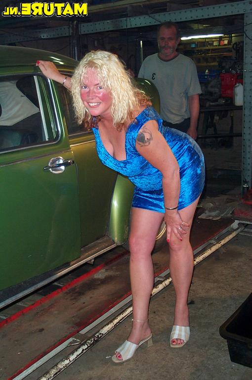 16P Mature slut getting fucked in her local garage