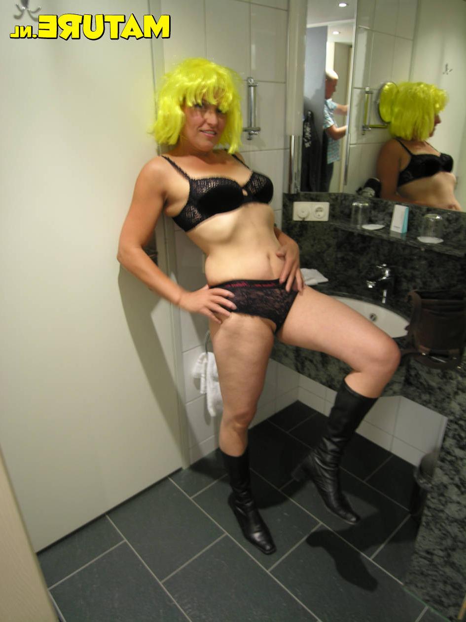 16P This kinky housewife knows exactly what she wants