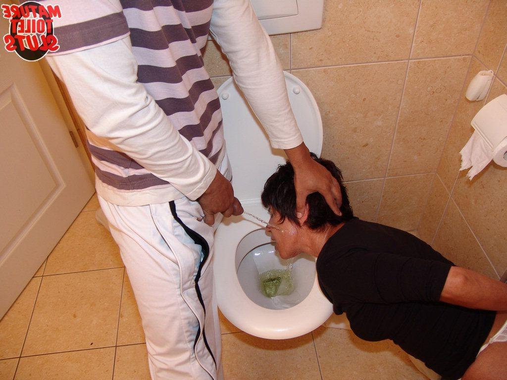 16P This mature slut gets a special kinky surprise on the crapper