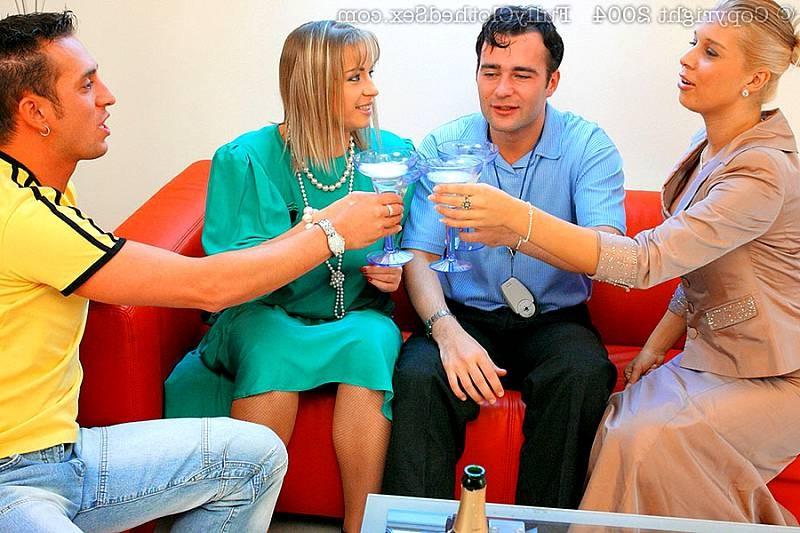 20P When female stripper starts sucking an orgy starts