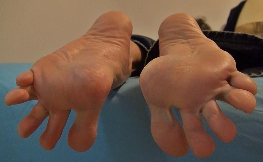 16P old grannies showing off their feet