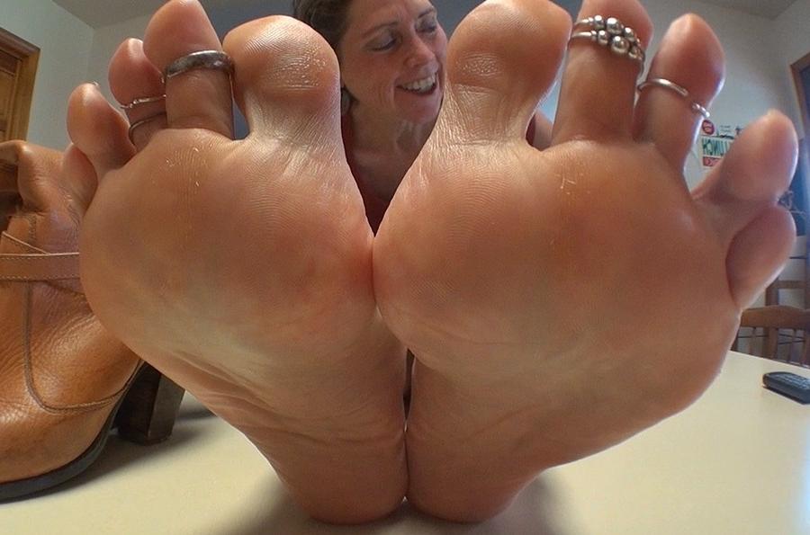 16P old grannies showing off their feet
