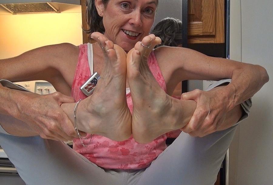 16P old grannies showing off their feet
