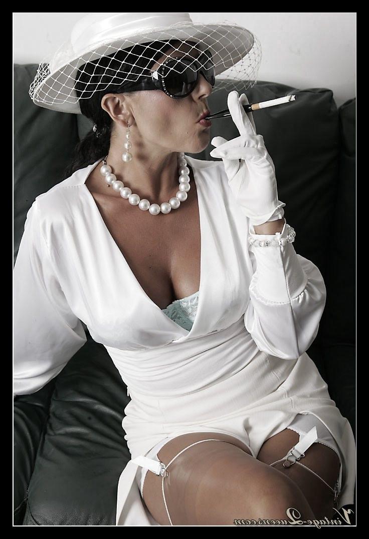 16P Glamour vintage queen Eve smoking cigarette