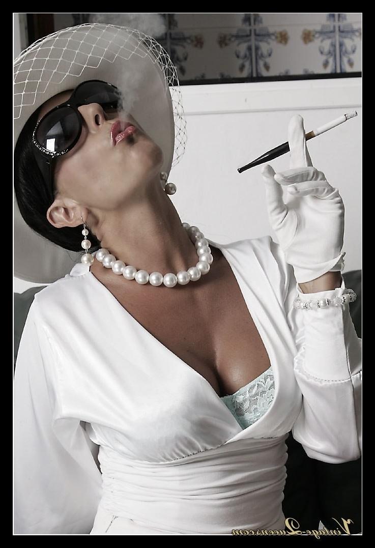 16P Glamour vintage queen Eve smoking cigarette