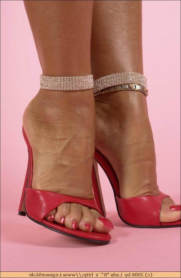 12P Brunette mature showing her sexy feet