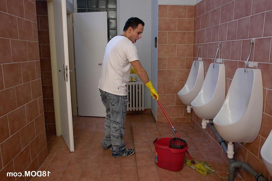 15P Two dominating teens doing a janitor in a toilet