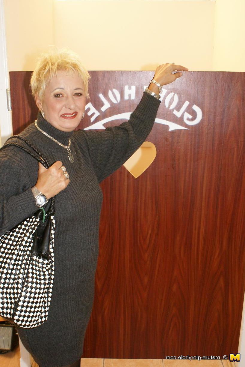 6P Granny loves whats peeping through the gloryhole