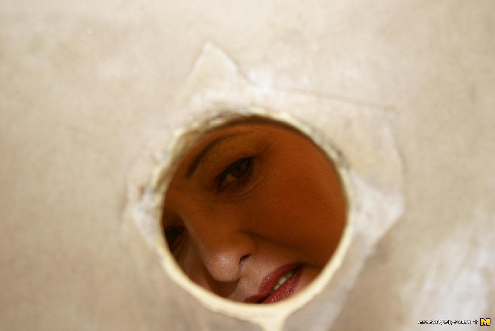 6P Granny loves whats peeping through the gloryhole