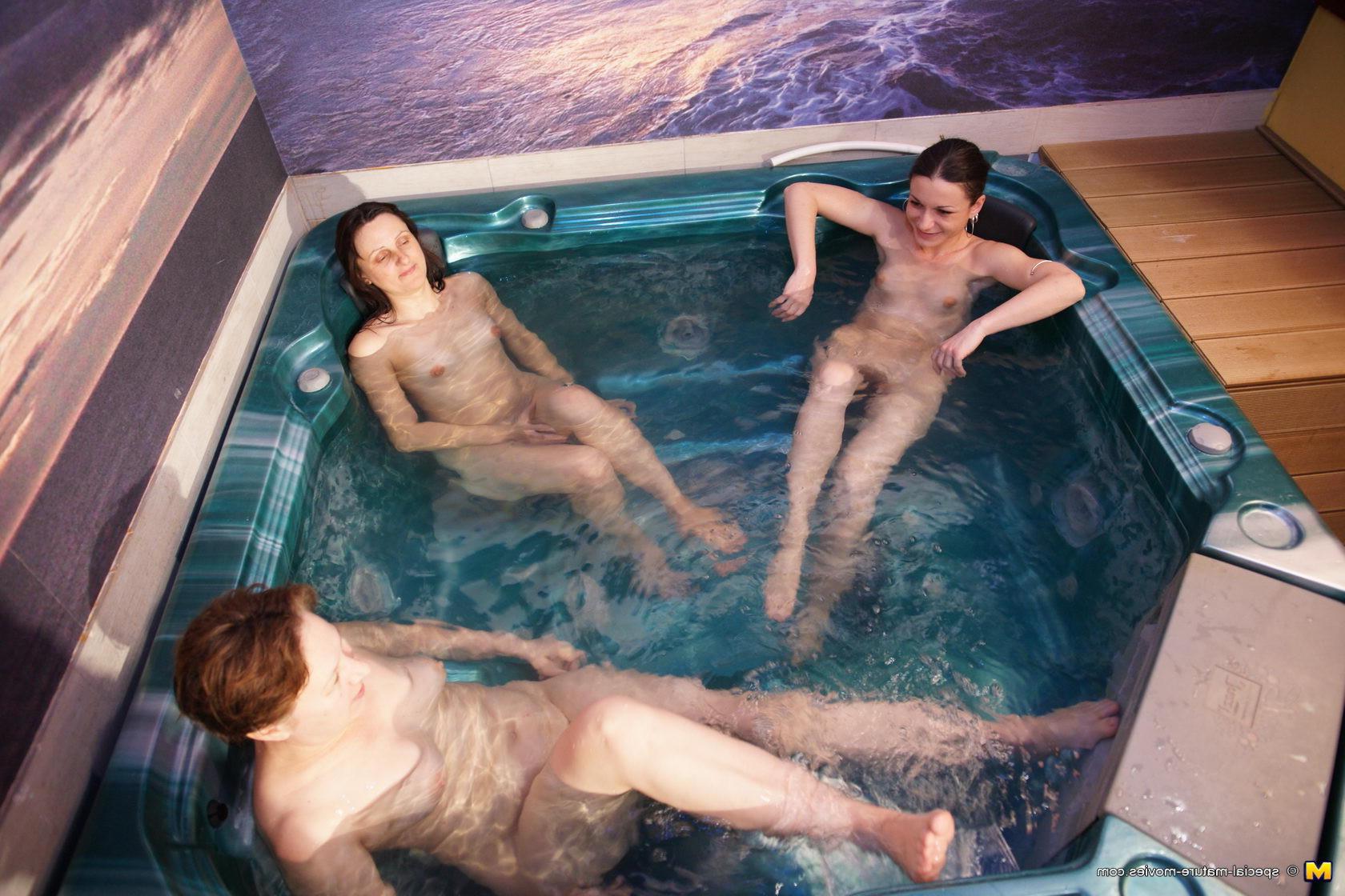 15P Lets have a look at an all female mature sauna