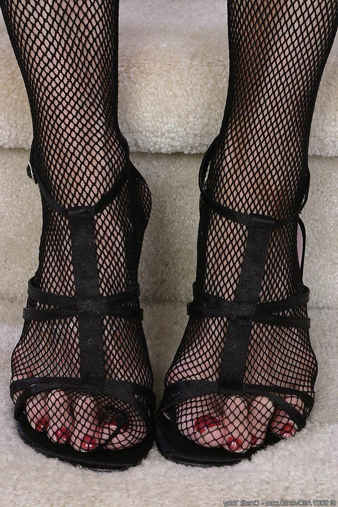 16P Redheaded grandma in a fishnet body stocking plays with her feet