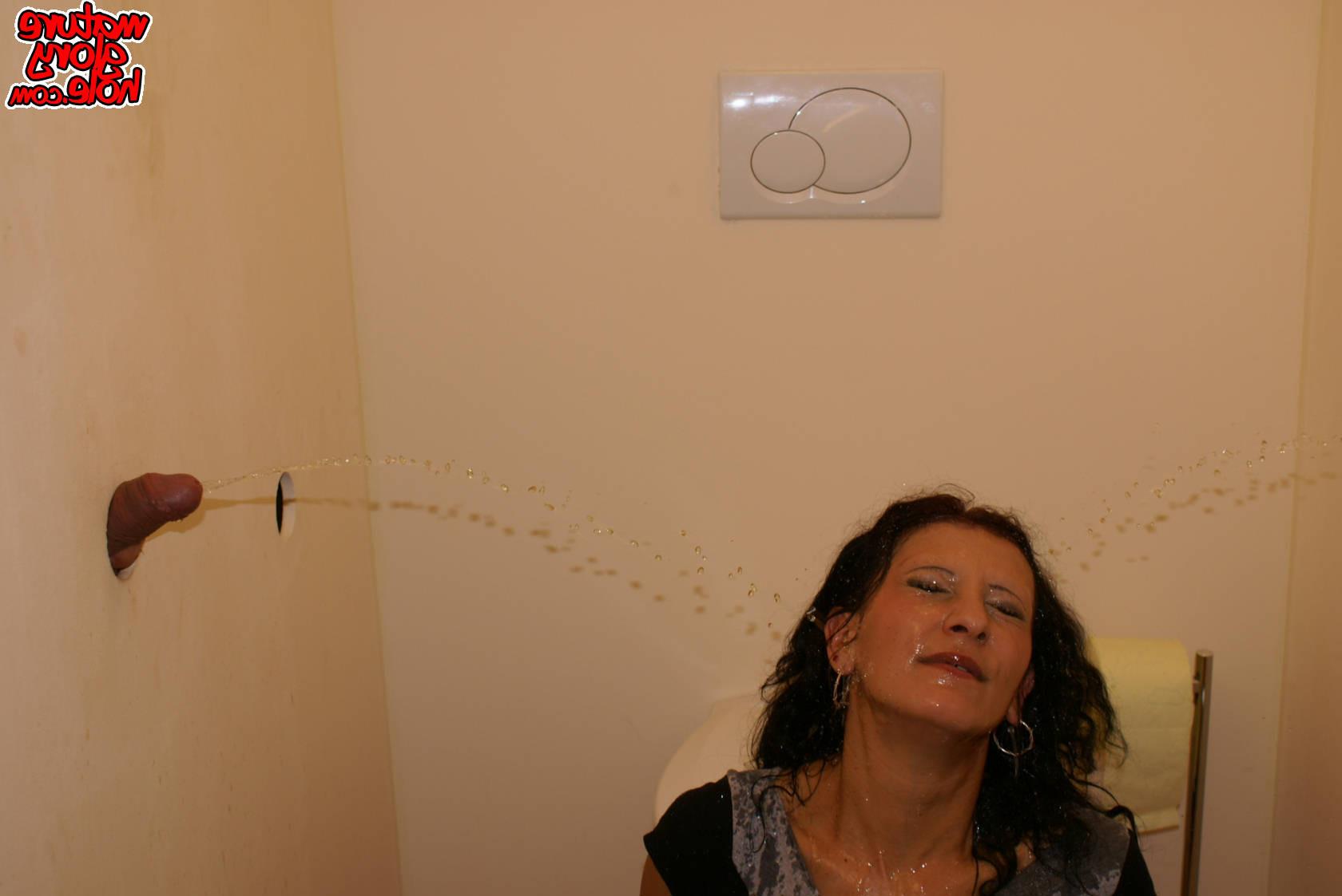16P MILF taking the gloryhole in use