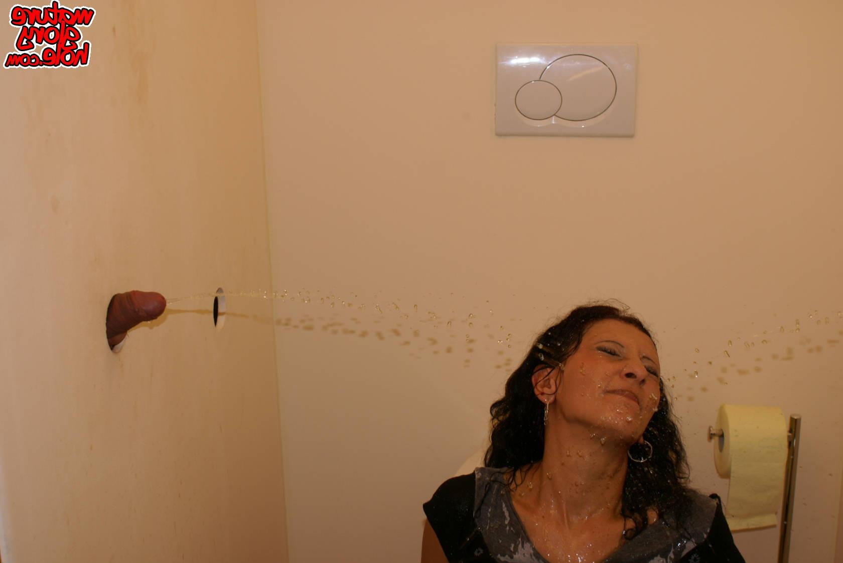 16P MILF taking the gloryhole in use