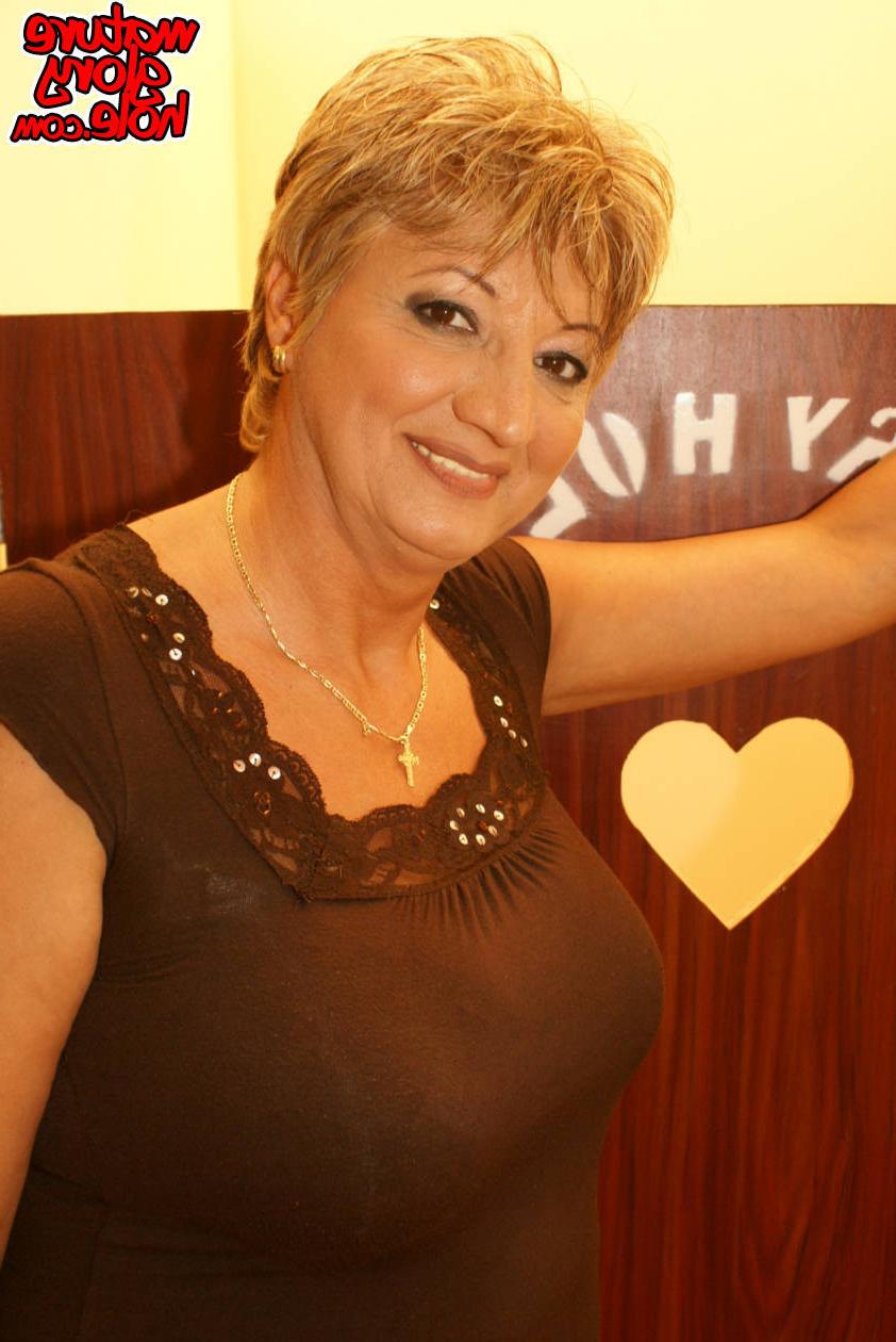 15P This cockhungry mature slut gets a special surprise