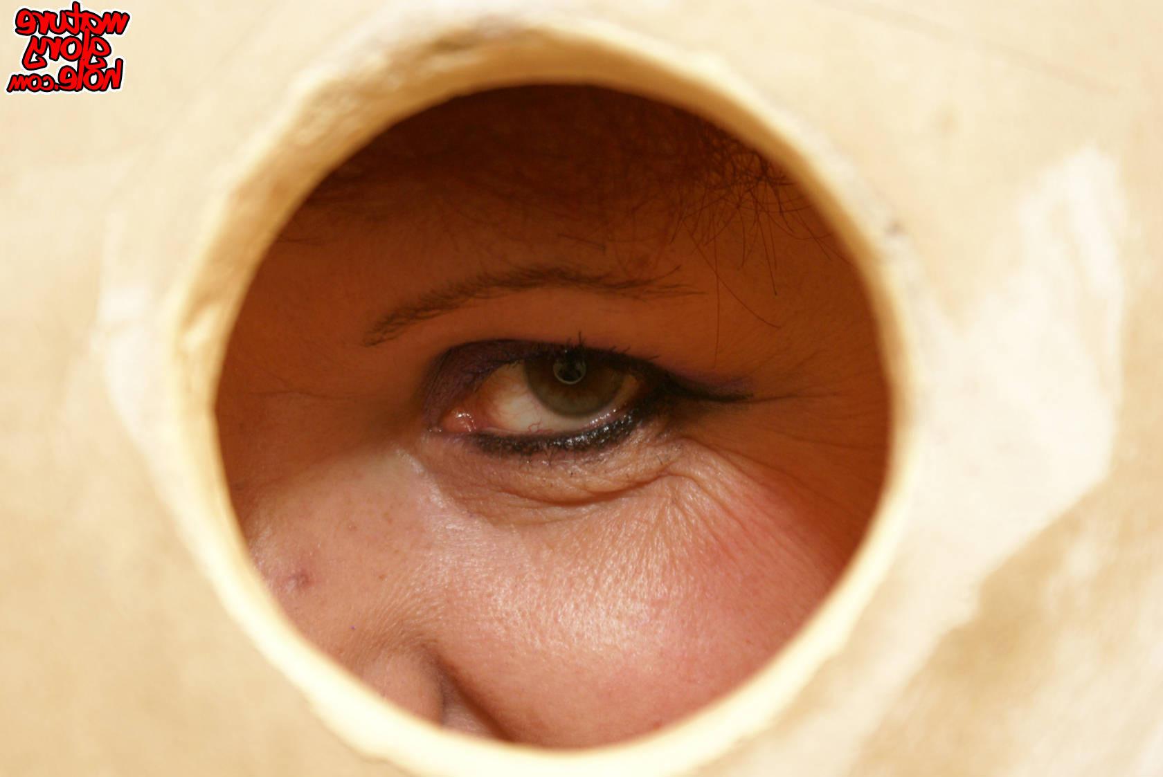 10P mama loves to suck and fuck through the gloryhole