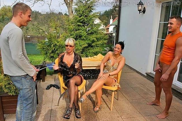 16P Ffm threesome with piss play
