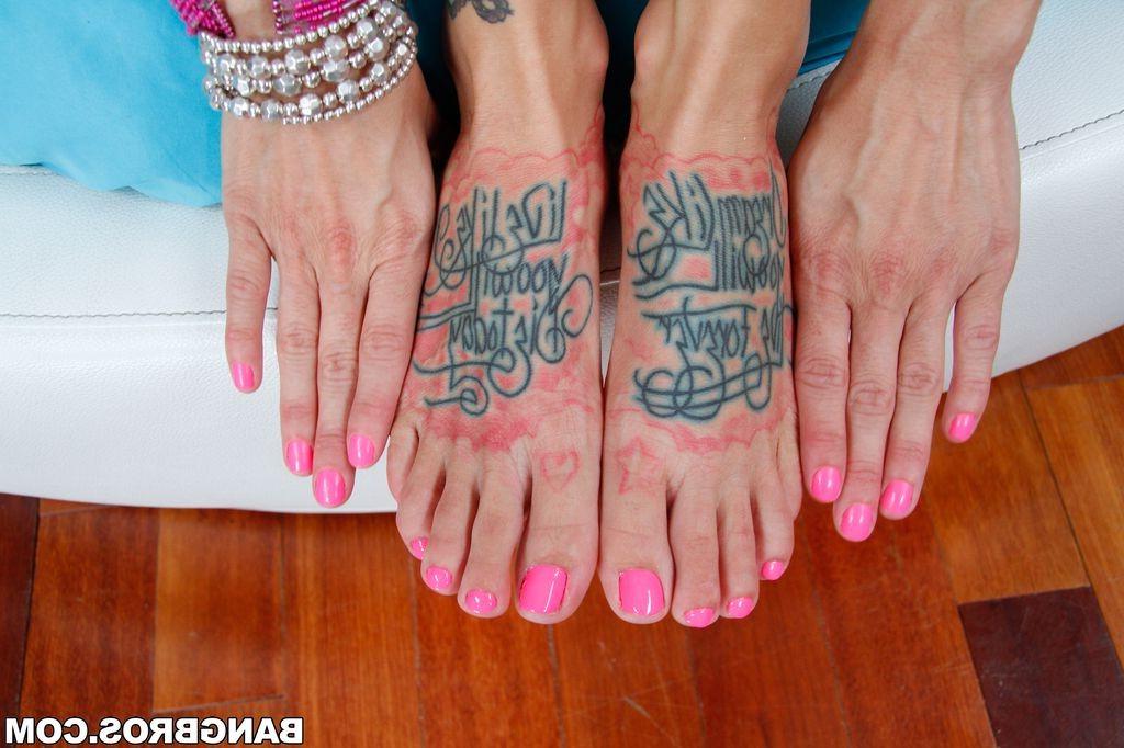 16P Gia Dimarco shows how to use feet on a big cock