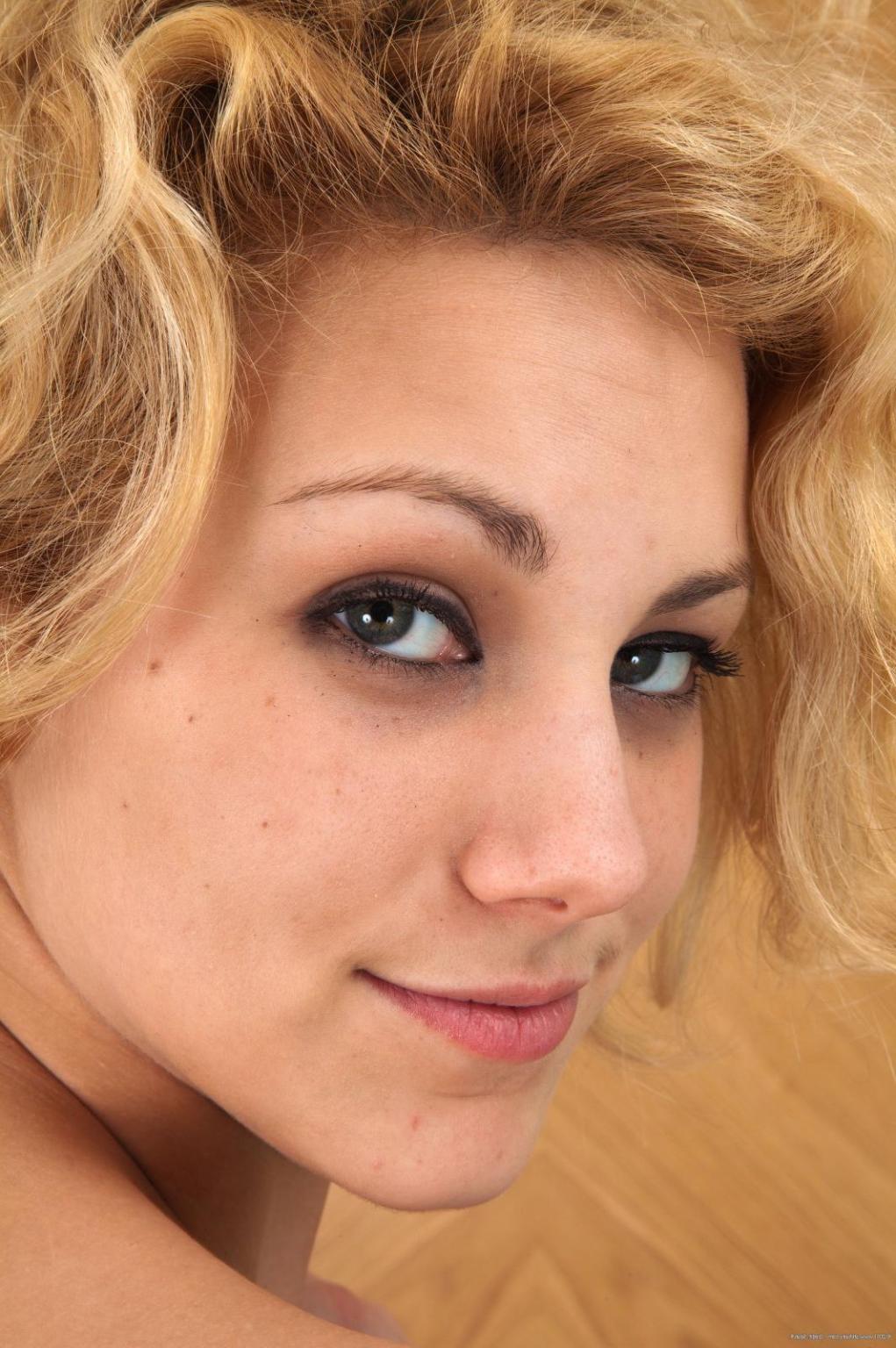 15P Hairy natural amateur Lucie spreading pussy