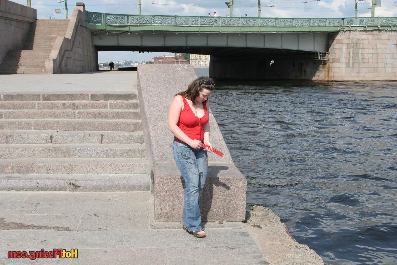 15P Chubby amateur babe pissing
