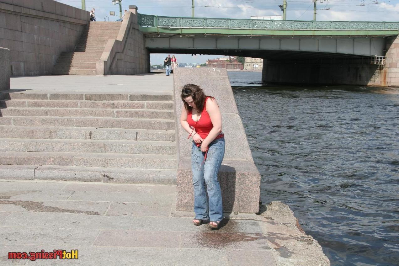 15P Chubby amateur babe pissing