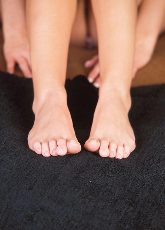 15P Redhead goddess shows her hot feet