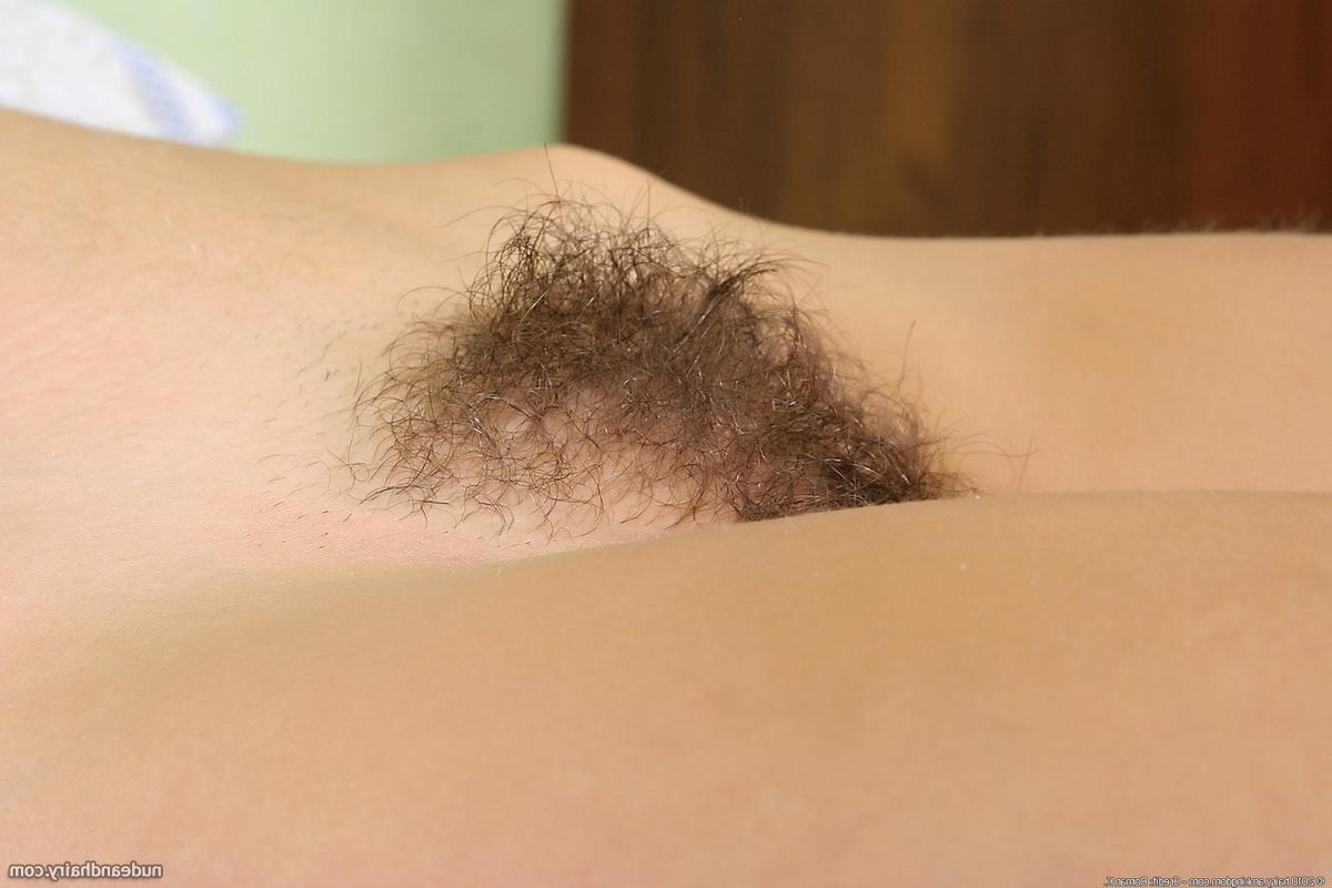 15P Hairy blonde babe Natalia spreading muff