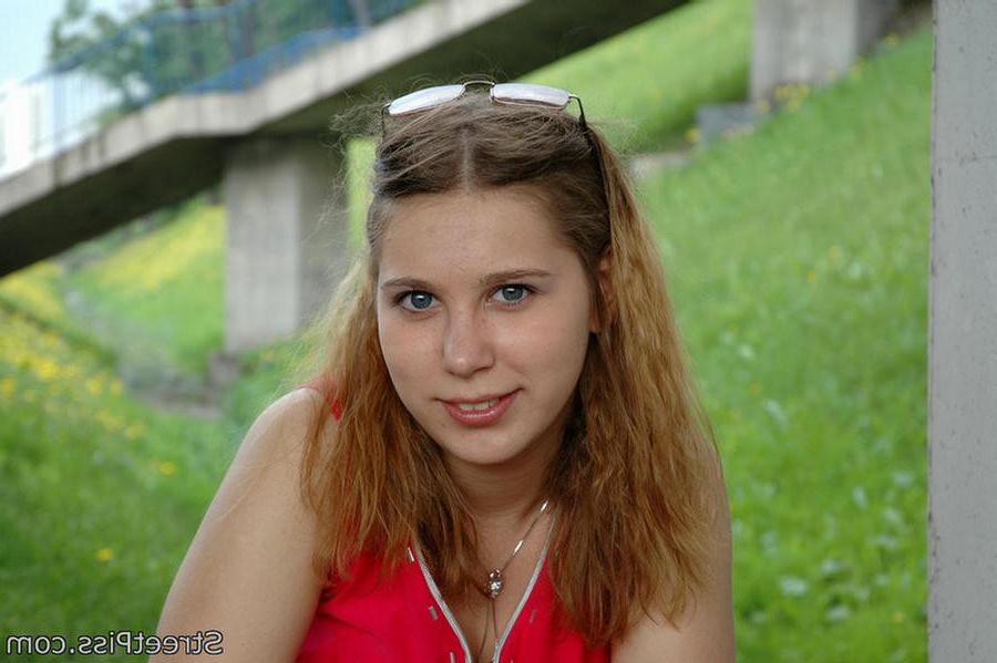 12P Kinky hottie hits a mag in a park with a thick stream