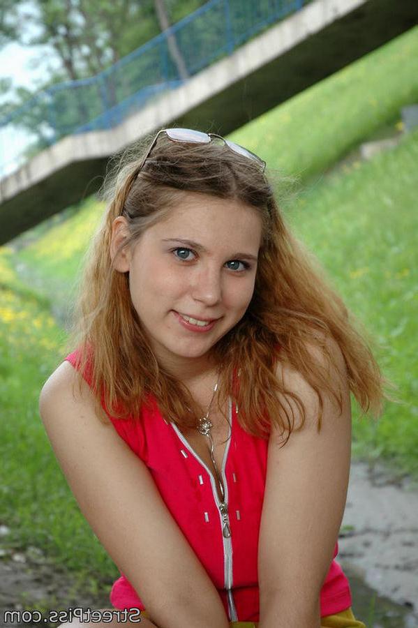 12P Kinky hottie hits a mag in a park with a thick stream