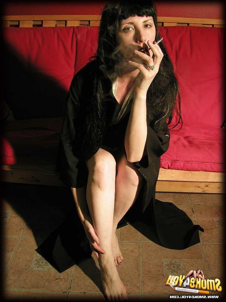 16P Kimono clad Katja smokes her ultra slims
