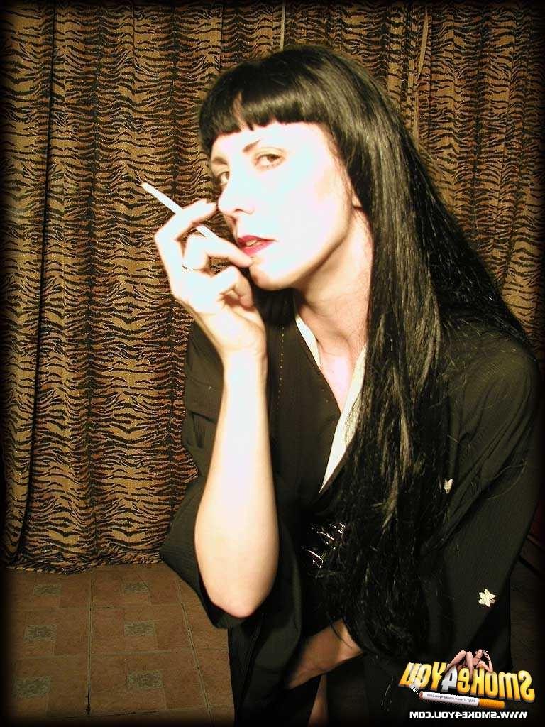 16P Kimono clad Katja smokes her ultra slims