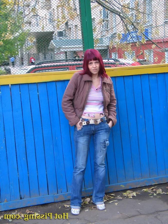 15P Nasty girl pulls down her jeans and empties her bladder in the street