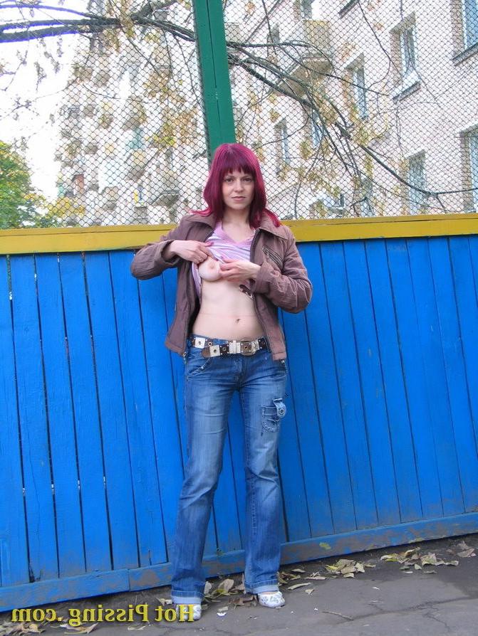 15P Nasty girl pulls down her jeans and empties her bladder in the street