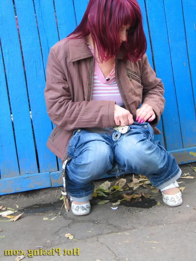 15P Nasty girl pulls down her jeans and empties her bladder in the street