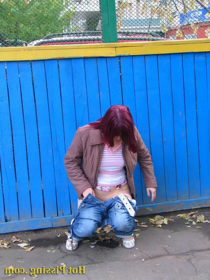 15P Nasty girl pulls down her jeans and empties her bladder in the street
