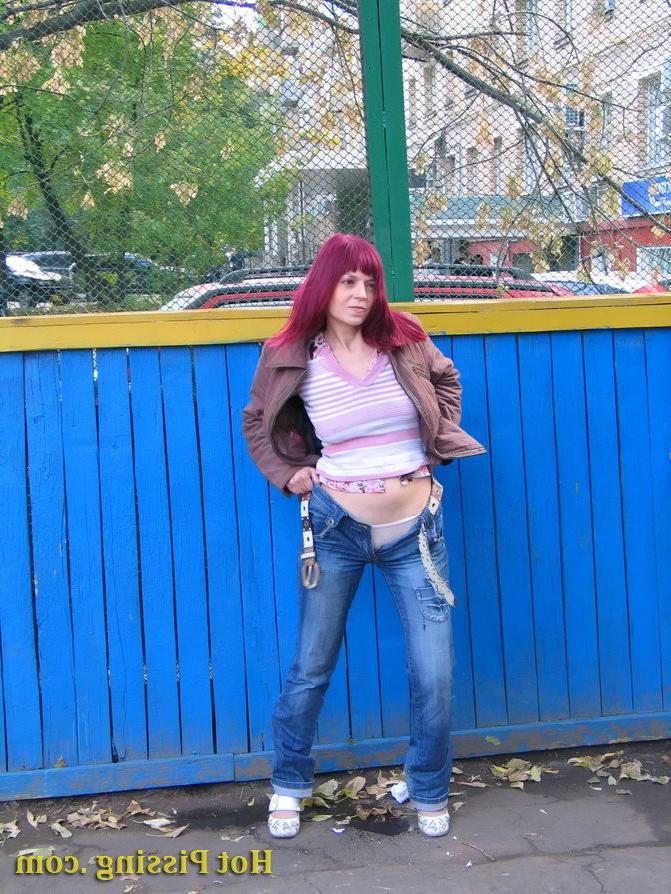 15P Nasty girl pulls down her jeans and empties her bladder in the street