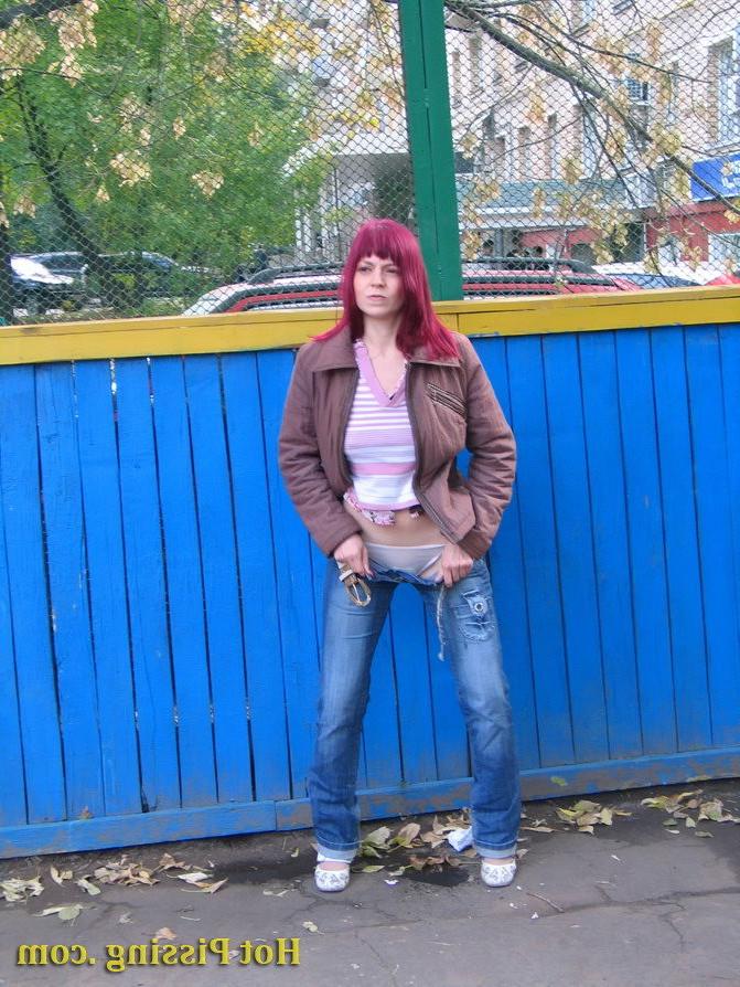 15P Nasty girl pulls down her jeans and empties her bladder in the street