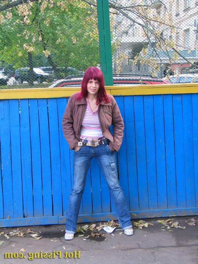 15P Nasty girl pulls down her jeans and empties her bladder in the street