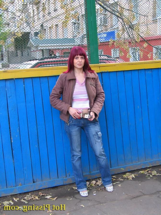 15P Nasty girl pulls down her jeans and empties her bladder in the street