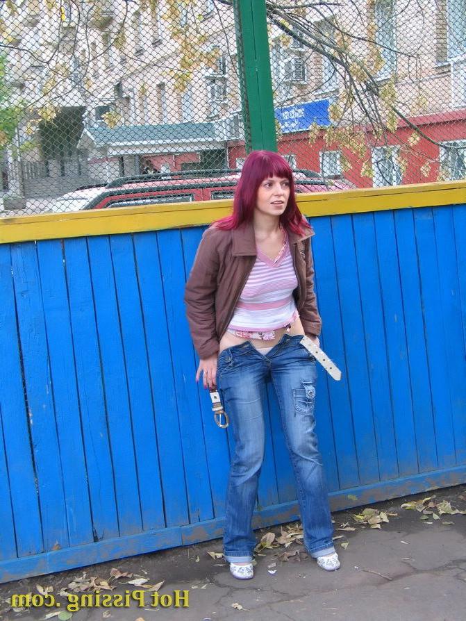 15P Nasty girl pulls down her jeans and empties her bladder in the street