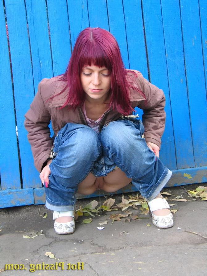 15P Nasty girl pulls down her jeans and empties her bladder in the street