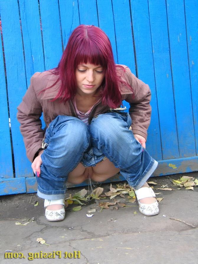 15P Nasty girl pulls down her jeans and empties her bladder in the street