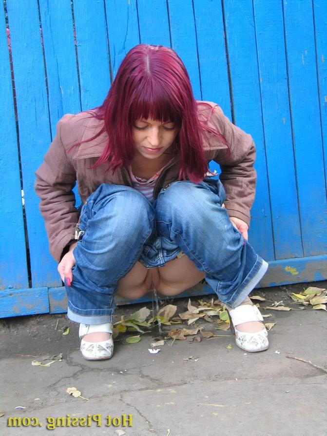 15P Nasty girl pulls down her jeans and empties her bladder in the street