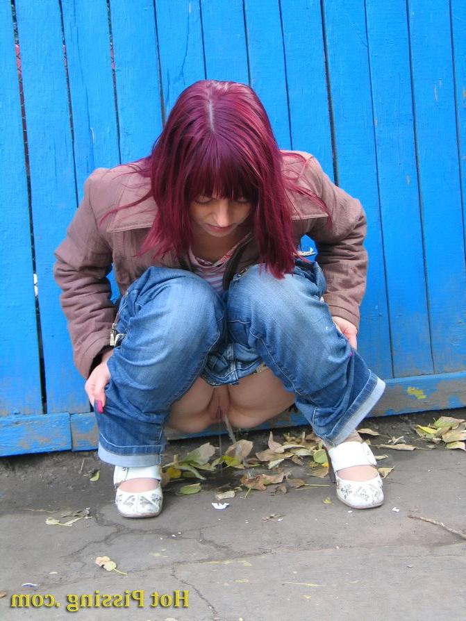 15P Nasty girl pulls down her jeans and empties her bladder in the street