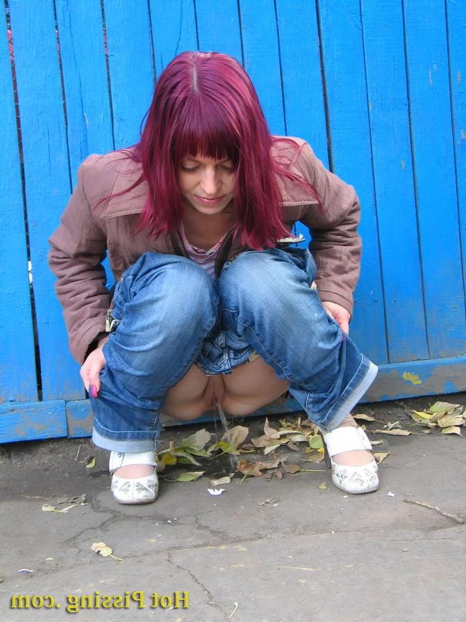 15P Nasty girl pulls down her jeans and empties her bladder in the street