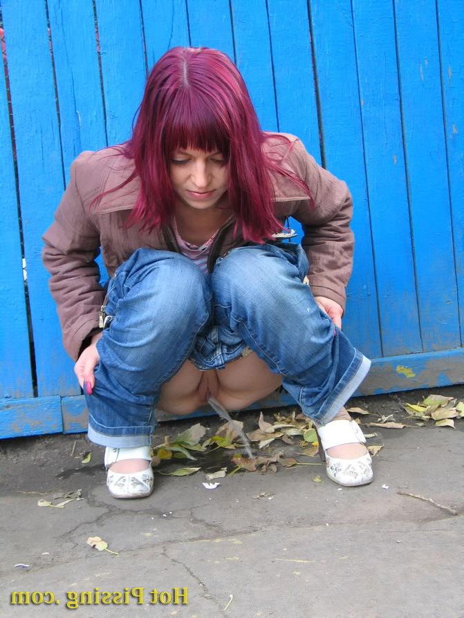 15P Nasty girl pulls down her jeans and empties her bladder in the street